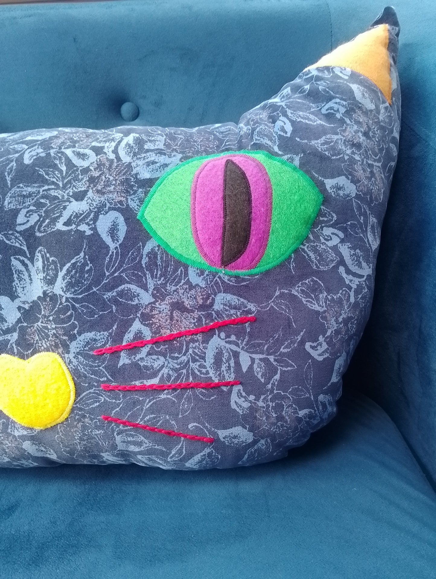 Cat face cushion