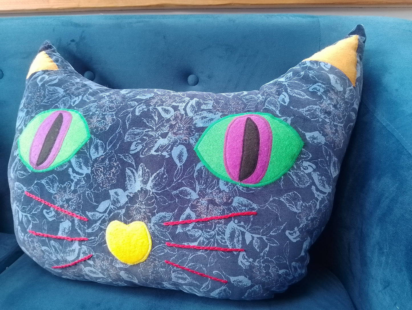 Cat face cushion
